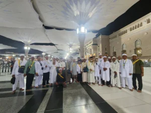 Jamaah Cahaya Raudhah Tour and Travel di Masjid Nabawi usai Masuk Raudhah - travelcahayaraudhah.com