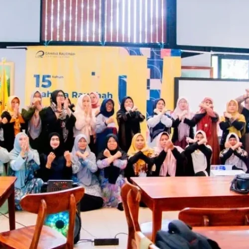 Apa perbedaan Tour Leader dan Tour Guide?